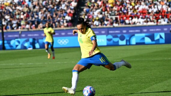 Marta se prepara para chutar bola pela Seleção Brasileira (foto: Leandro Couri/EM/D.A Press)