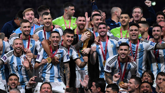 Argentina foi campeã da Copa do Mundo de 2022 (foto: Kirill KUDRYAVTSEV / AFP)