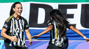 Jogadoras do Atlético comemoram gol sobre o Minas Brasília - Crédito: 
