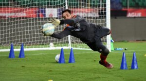 Roberto Volpato em treino pelo Mumbai City, da Índia - Crédito: 